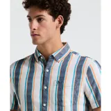 Camisa de manga corta con cuello abotonado y bolsillo en el pecho. Diseño a rayas verticales en tonos azul, naranja y blanco.