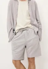 Bermuda gris de algodón con cintura elastizada y cordón ajustable.