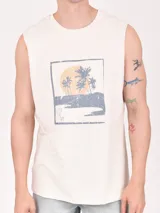 Musculosa blanca con estampado de palmeras rojas y texto "Closed for the weekend".