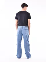Pantalón de jean celeste de corte ancho, con bolsillos laterales tipo cargo.