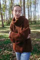 Sweater marrón de tejido de punto inglés con cuello alto holgado.