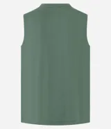 Musculosa verde militar de algodón con cuello redondo y estampa centralizada con diseño geométrico en blanco. Corte comfort.