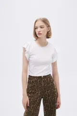 Remera blanca de algodón con cuello redondo, corte al cuerpo y mangas cortas con volados.