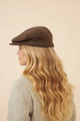 Boina marrón de lana fina uruguaya 100% natural sin teñir, con visera.