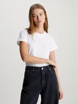 Remera blanca de algodón regenerativo con cuello redondo, corte slim, mangas cortas y monograma CK de Calvin Klein en el pecho.