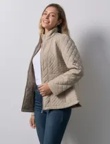 Campera capitoneada color beige, marca Gallery. Con cierre central, bolsillos delanteros con cierre, cinto de ajuste regulable en la cintura y forro interno a tono.
