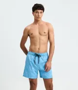 Bermuda de baño para hombre, color celeste claro con estampado sutil en blanco. Posee cintura elástica ajustable con cordón negro.