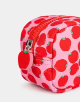 Monedero pequeño de tela deportiva color rosa con estampado de manzanas rojas. Tiene cierre circundante con tirador decorativo.