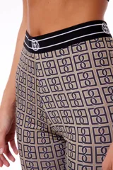 Pantalón bootcut de polisap con estampado de logos en tonos beige y negro. Elástico negro con logo tejido en la cintura.