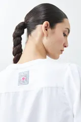 Remera blanca de algodón con mangas cortas abullonadas.