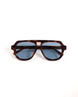 Lentes de sol estilo aviador con montura gruesa color carey y lentes polarizados color azul.