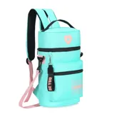 Mochila celeste con correas negras y rosadas, con bolsillo frontal con cierre y llavero desmontable.