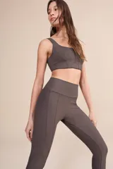 Calza gris topo de alta compresión con recortes estratégicos y cintura en V en la parte trasera. Estampa Signature LIVE! en el frente.