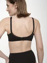 Soutien negro sin aro y sin relleno, con breteles regulables y espalda con cierre de gancho.