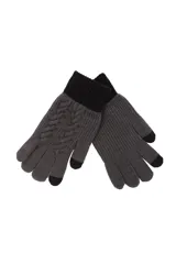 Par de guantes de tejido de punto, color gris oscuro, con puño negro acanalado. Presentan un diseño de trenzas en el dorso de la mano y puntas de los dedos reforzadas en negro para uso táctil.