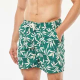 Short de baño verde con estampado de hojas color crema, cintura elástica y cordón ajustable.