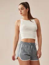 Top gris oscuro de lycra acanalada, corte cropped y cuello redondo.