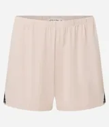 Conjunto de pijama color rosa pálido, compuesto por un top de breteles finos con escote en V y ribete de encaje negro, y un short con cintura elástica y ribete de encaje negro.