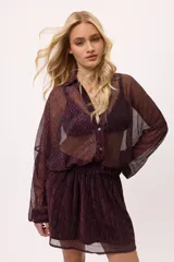 Vestido corto color verde lima, estilo camisero, confeccionado en chiffon transparente. Tiene cuello camisero, mangas largas abullonadas y elástico en la cintura.