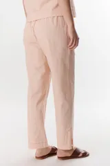 Pantalón de lino azul marino, de corte recto con bolsillos laterales y traseros.