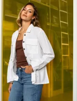 Sobrecamisa blanca de lino y rayón, marca Dash. Tiene cuello solapa, abertura central con botones, bolsillos delanteros y jareta interna de ajuste en la cintura.