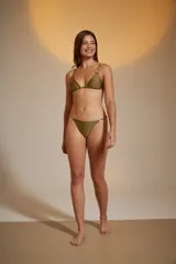 Colaless negra con laterales de tiras finas y argollas doradas.