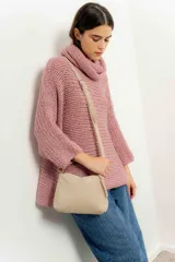 Bandolera en color beige con diseño pequeño y strap ajustable.