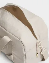 Bolso de tela deportiva color negro, con bolsillo frontal y doble asa corta de mano. Incluye correa regulable y desmontable, cierre superior con tirador de cordón y goma, y tag de goma.