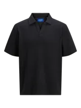 Polo de manga corta color negro, con cuello tipo polo y corte relajado.