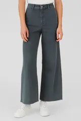 Pantalón de jean color gris oscuro, de corte ancho y tiro alto, con ruedo desflecado.