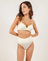 Bombacha modeladora de tiro alto color blanco, compuesta por microfibra de poliamida sin costuras, con faja de lycra en la cintura y forro 100% algodón.