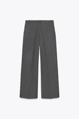 Pantalón gris de tiro alto con pinzas delanteras, bolsillos frontales y pernera ancha. Cierre frontal con cremallera, botón interior y gancho.