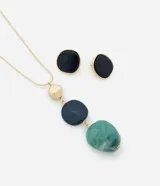 Conjunto de bijouterie compuesto por un collar largo de cadena dorada con tres dijes de resina en formas irregulares de color dorado, azul marino y verde jaspeado, y un par de caravanas tipo botón en resina azul con borde dorado.