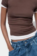 Camiseta rosa de viscosa, corte slim fit, cuello redondo y manga corta.