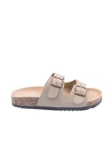 Sandalias bajas color borgoña con dos tiras anchas ajustables con hebilla metálica. Suela de corcho y base de goma.