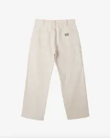 Pantalón de jean color beige, corte recto, estilo carpintero, con bolsillos laterales y traseros.