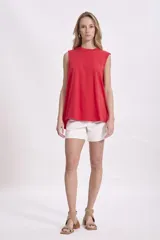 Musculosa negra de algodón con corte holgado.