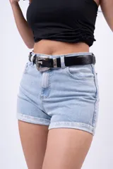 Short de jean celeste con cintura alta, corte ajustado y ruedo doblado.