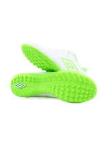 Championes de fútbol Umbro Classico III TF, color azul marino con detalles en verde flúor.