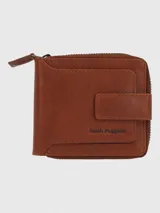 Billetera de cuero color marrón con cierre de cremallera y broche. Tiene múltiples compartimentos para tarjetas y billetes.