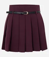 Short pollera de sastre color bordó, con cintura con trabillas y textura plisada. Incluye un cinturón fino de material sintético negro.