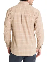 Camisa de franela de algodón orgánico a cuadros en tonos azul, gris y verde. Tiene cuello camisero, manga larga, un bolsillo en el pecho y cierre con botones.
