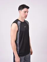 Musculosa deportiva negra con detalles en gris en los laterales y cuello.