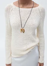 Sweater de tejido de crochet color blanco hueso, con cuello redondo y mangas largas. Tejido mezcla de algodón y poliéster.