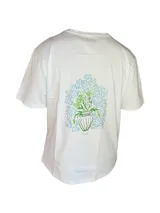 Remera color crema de manga corta con cuello redondo y estampado de un jarrón con flores en el pecho.