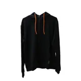 Canguro negro con cierre frontal, capucha con cordones naranja, bolsillos tipo canguro y puños y cintura acanalados.