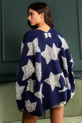 Sweater cardigan oversize color gris con estampado de corazones rojos.