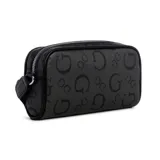 Bandolera negra con estampado del logo de Guess en toda la superficie. Tiene correa ancha ajustable con el nombre de la marca, cierre superior con cremallera, bolsillo frontal y herrajes plateados.
