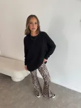 Buzo negro de viscosa, de corte amplio y mangas largas.