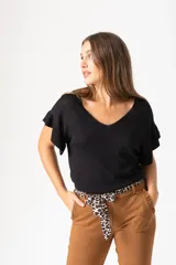 Remera negra de corte suelto con mangas rizadas y escote en V, fabricada en 100% viscosa.